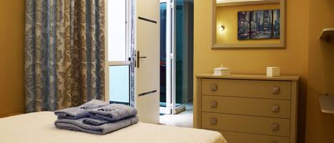 Blackout curtains, free WiFi