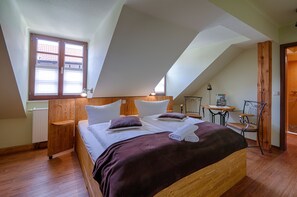 Escritorio, espacio para trabajar con laptop y wifi gratis