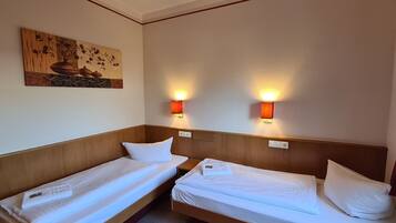 Zweibettzimmer | Schreibtisch, laptopgeeigneter Arbeitsplatz, kostenloses WLAN