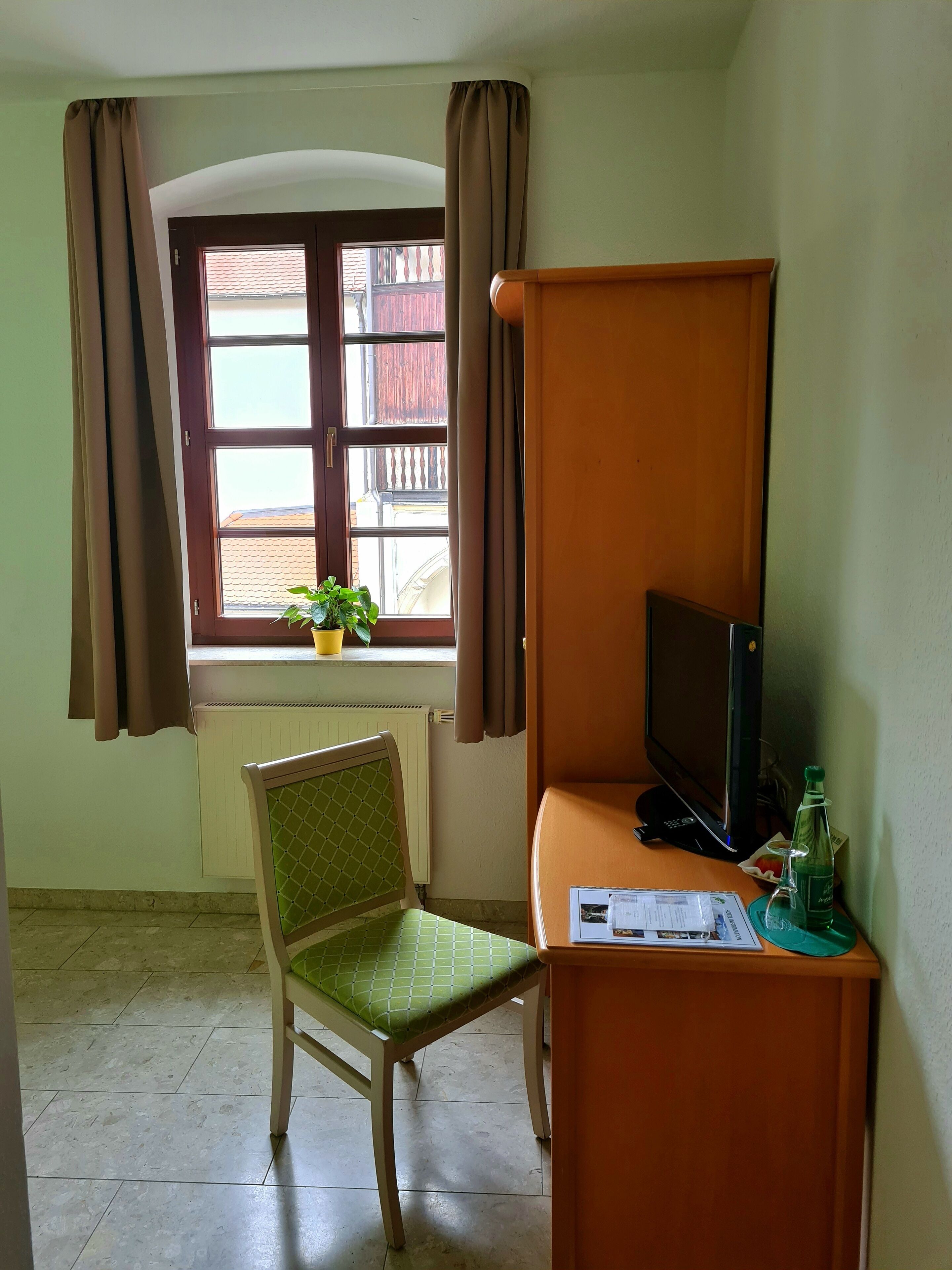 single room | desk, laptop workspace, free wifi