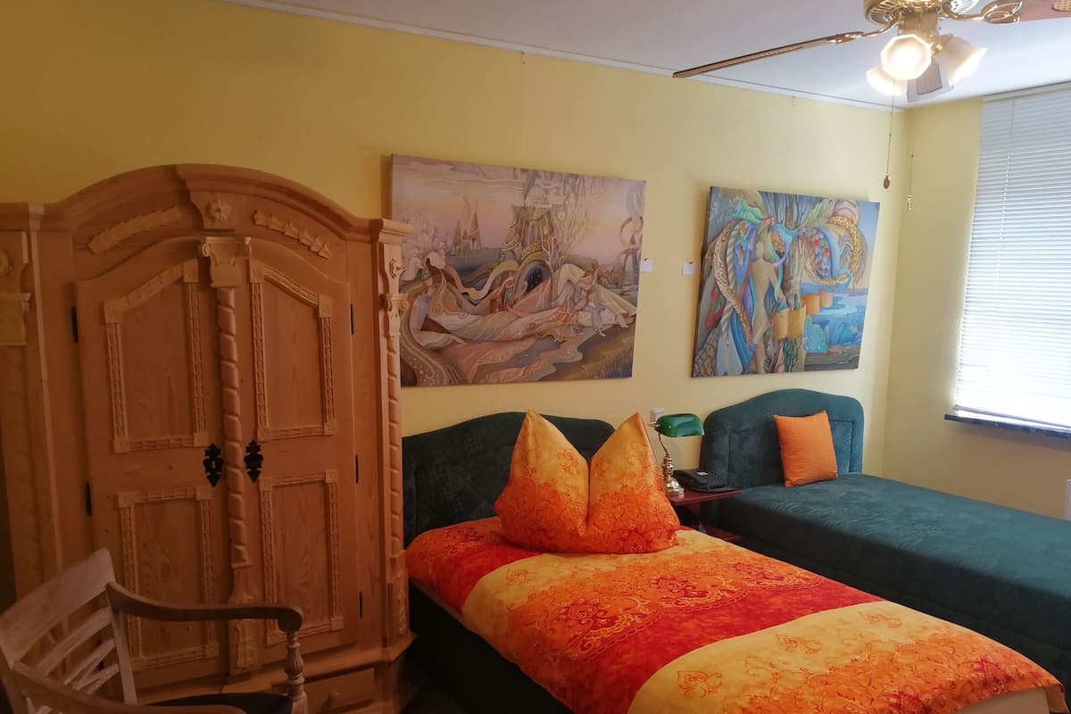 Habitación individual Confort | Escritorio, tabla de planchar con plancha, wifi gratis y ropa de cama