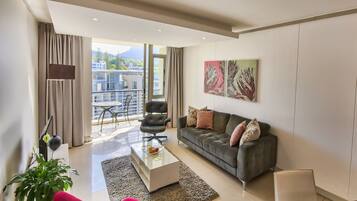 Superior-huoneisto, 2 makuuhuonetta | Oleskelualue | 1–senttinen taulutelevisio, jossa satelliittikanavat