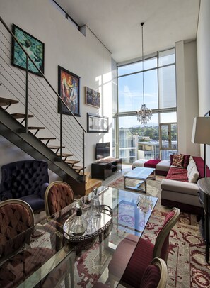 Loftsleilighet – superior, 2 soverom | Oppholdsrom | En 1-centimeters Flatskjerm-TV med Parabol-TV samt TV