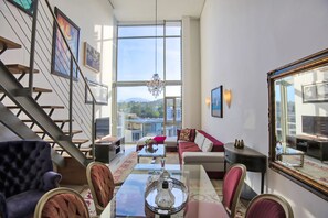 Loftsleilighet – superior, 2 soverom | Oppholdsrom | En 1-centimeters Flatskjerm-TV med Parabol-TV samt TV