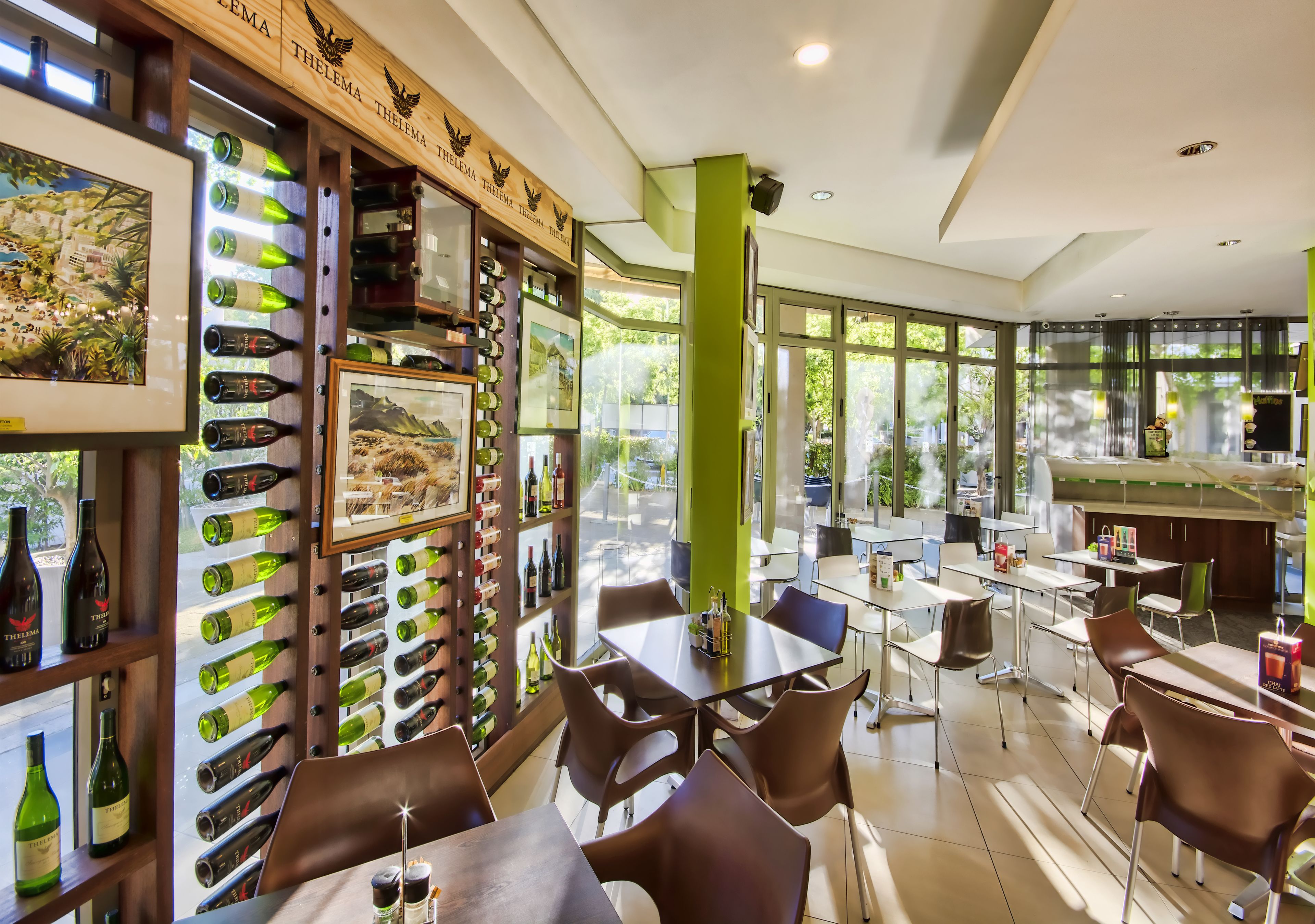 Här finns 2 restauranger som serverar frukost.