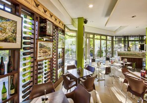 2 restaurants, breakfast, lunch, dinner served; Italian cuisine - The Quadrant Apartments (Cape Town)