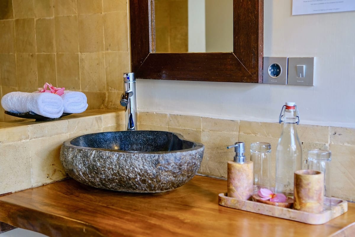 shower, free toiletries, hair dryer, slippers