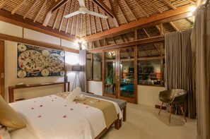 Minibar, Zimmersafe, Schreibtisch, Verdunkelungsvorhänge