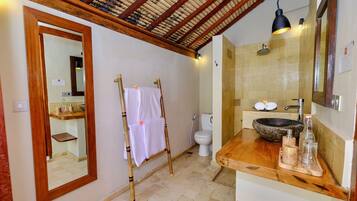 Een douche, gratis toiletartikelen, een haardroger, pantoffels