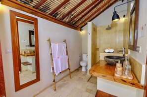 Chuveiro, produtos de toalete grátis, secador de cabelo, chinelos