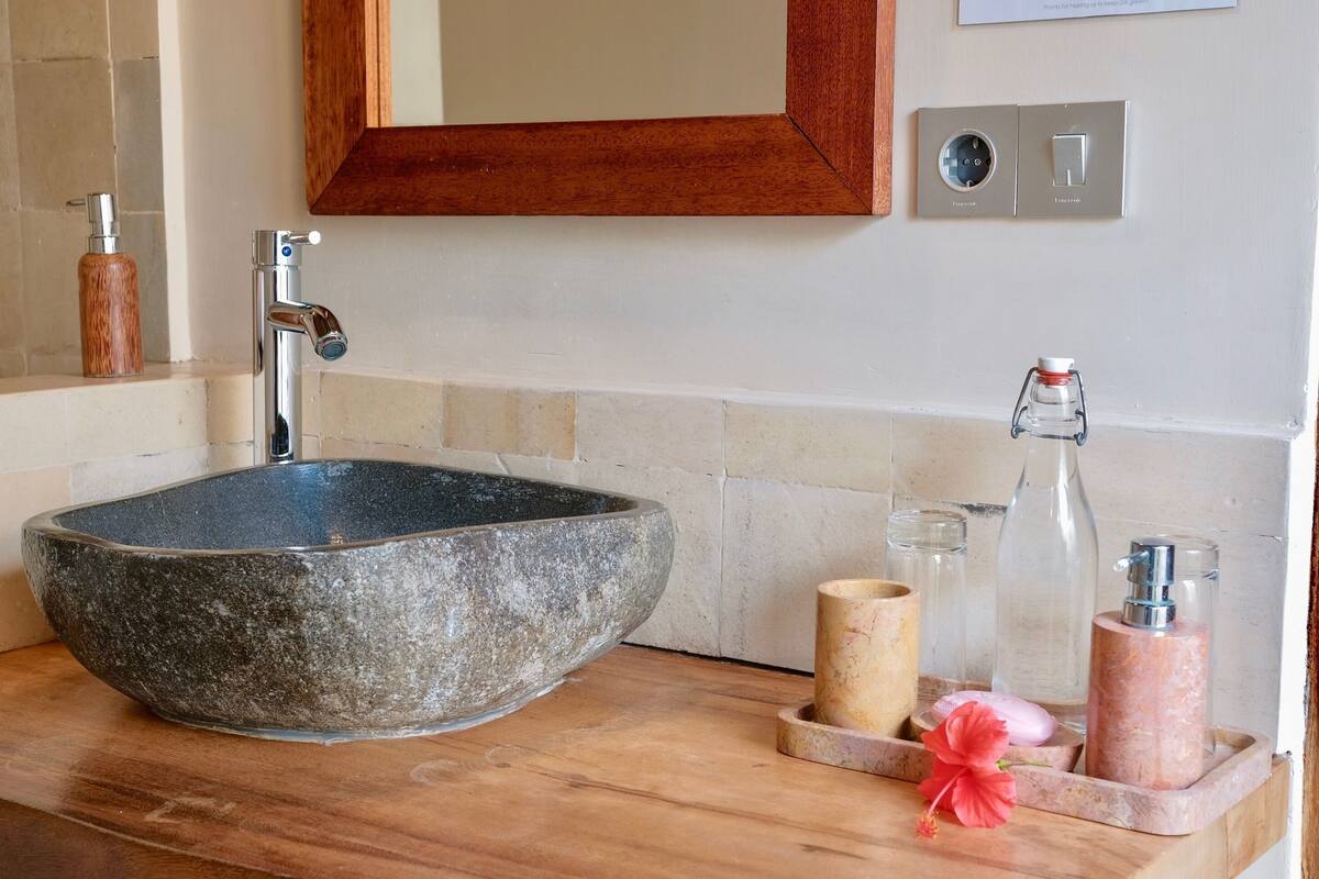 shower, free toiletries, hair dryer, slippers