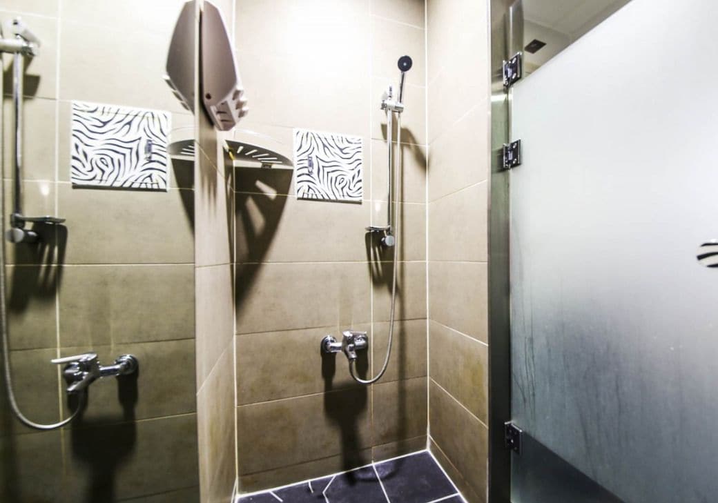 standard twin room | bathroom shower
