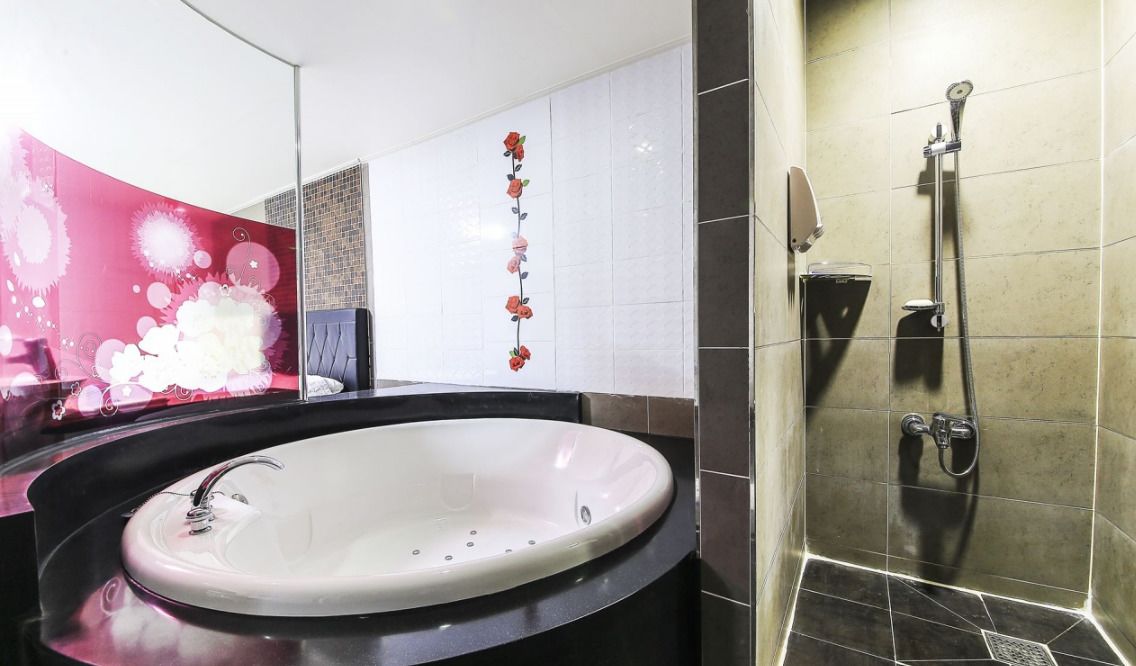 deluxe twin room | bathroom shower