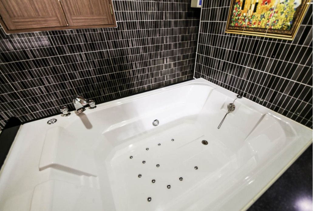 deluxe room | deep-soaking bathtub