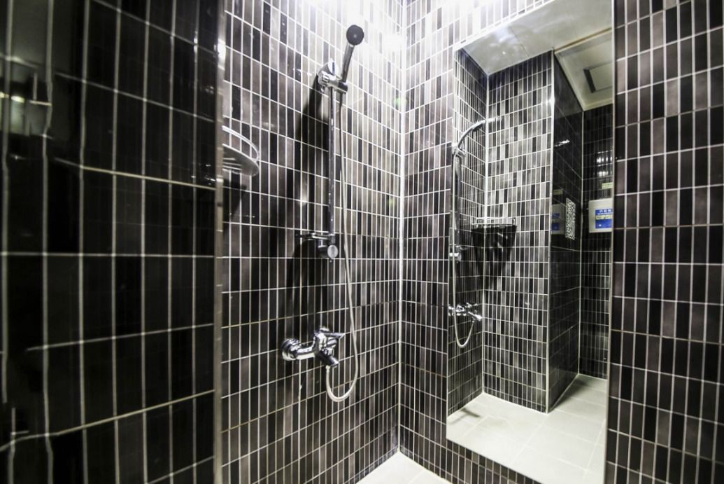 deluxe room | bathroom shower