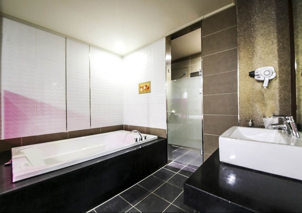 standard twin room | bathroom sink