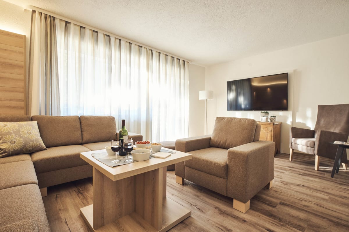 Casa superior, 3 habitaciones, vista a la montaña, en el área del jardín | Sala de estar | Televisión de pantalla plana y consola de videojuegos