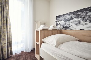 Cofres nos quartos, escrivaninha, cortinas blackout