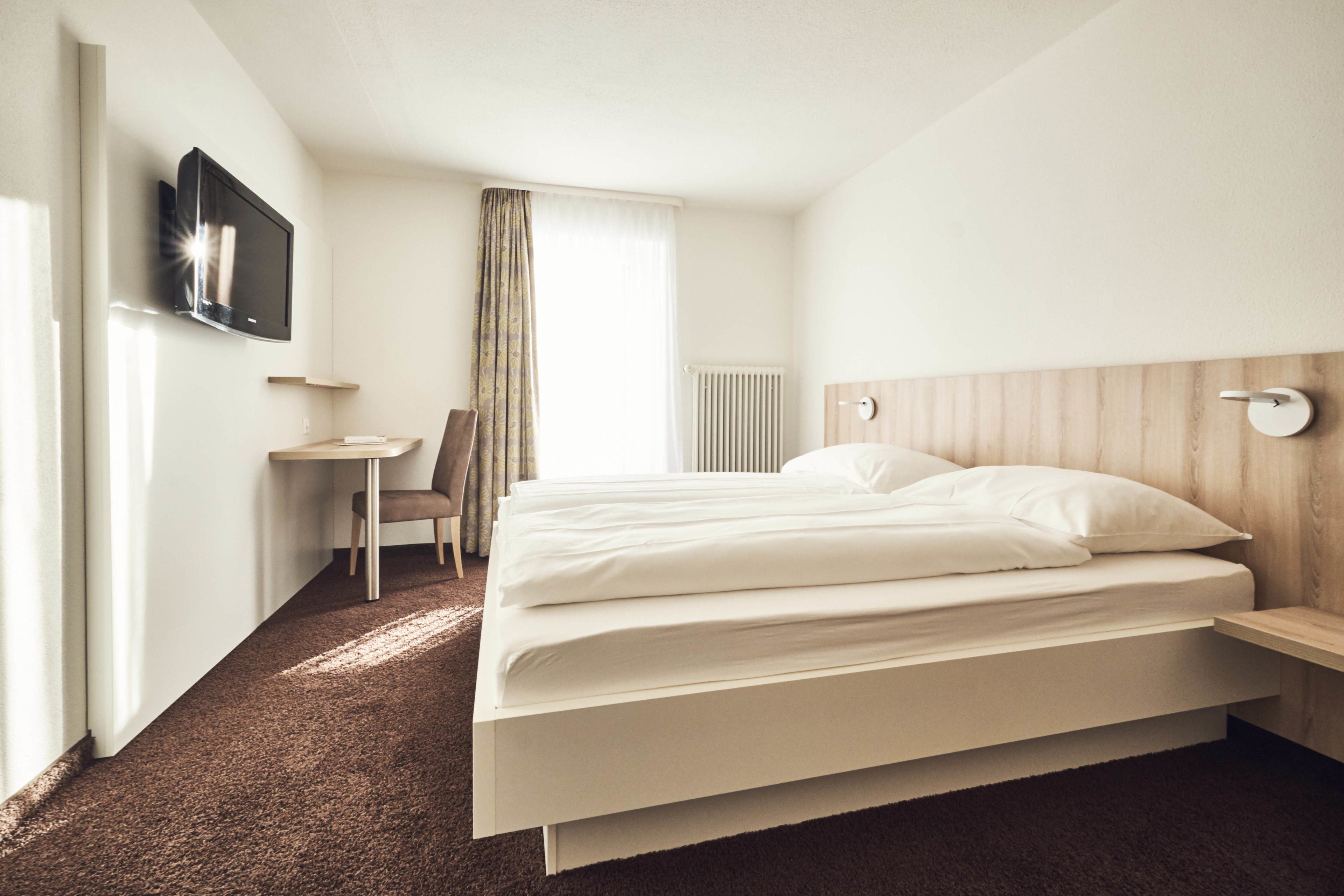 Caja de seguridad en la habitación, escritorio y cortinas blackout 