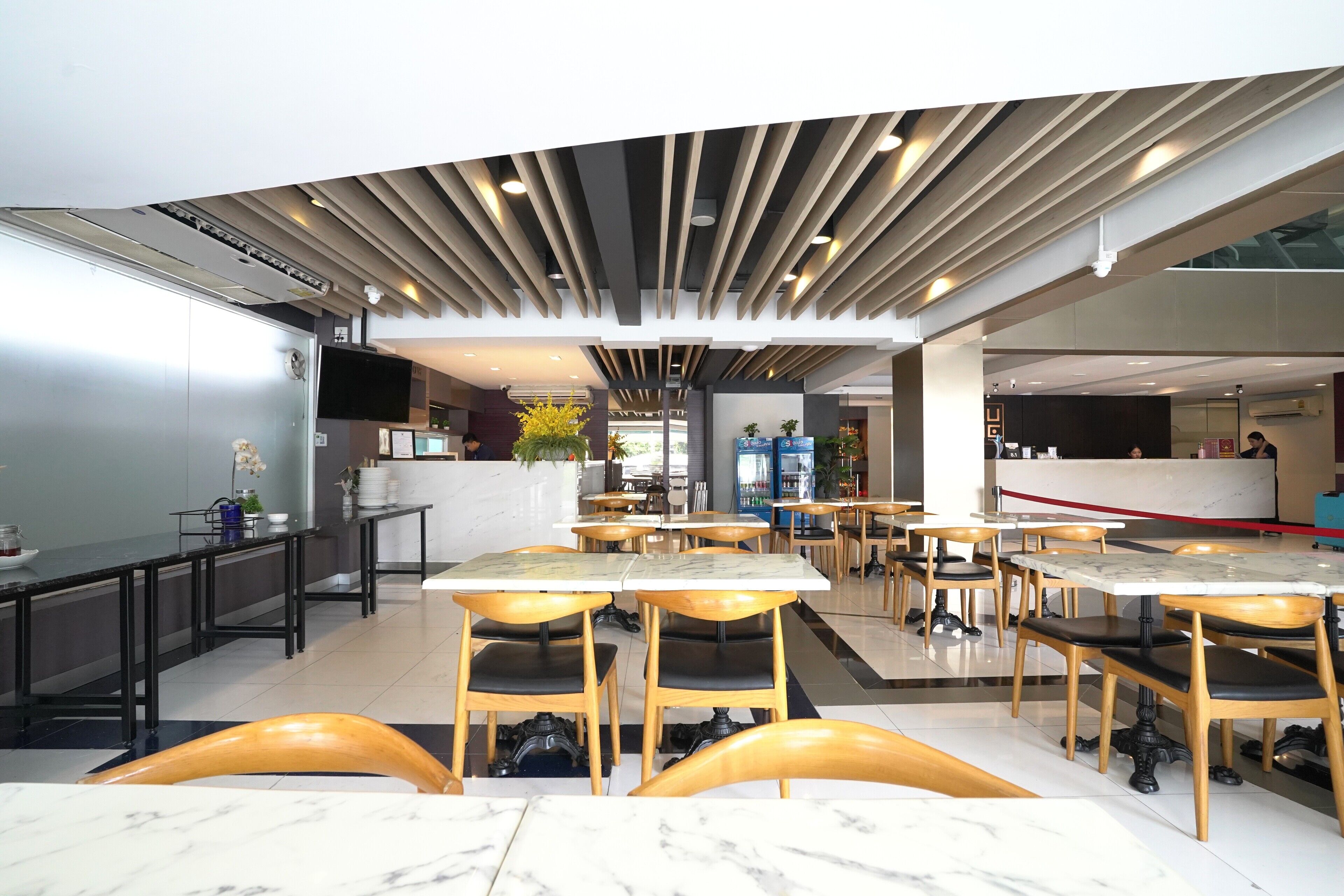 Se sirven desayunos, almuerzos y cenas; cocina tailandesa