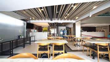 Se sirven desayunos, almuerzos, cenas y cocina tailandesa