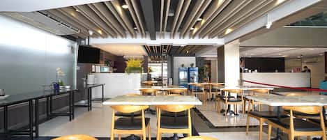 Se sirven desayunos, almuerzos y cenas; cocina tailandesa