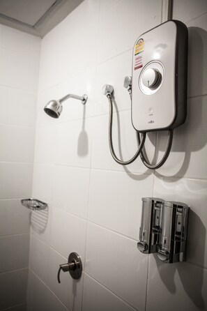 Bathroom shower - Cubic Bed Pratunam - Hostel (Bangkok)