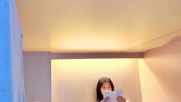 In-room safe, WiFi (free), bed sheets