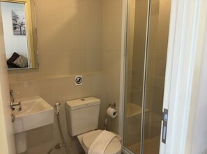 Ducha, artículos de tocador gratuitos, toallas