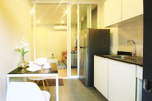 Comfort Condo, 1 Bedroom | In-room dining