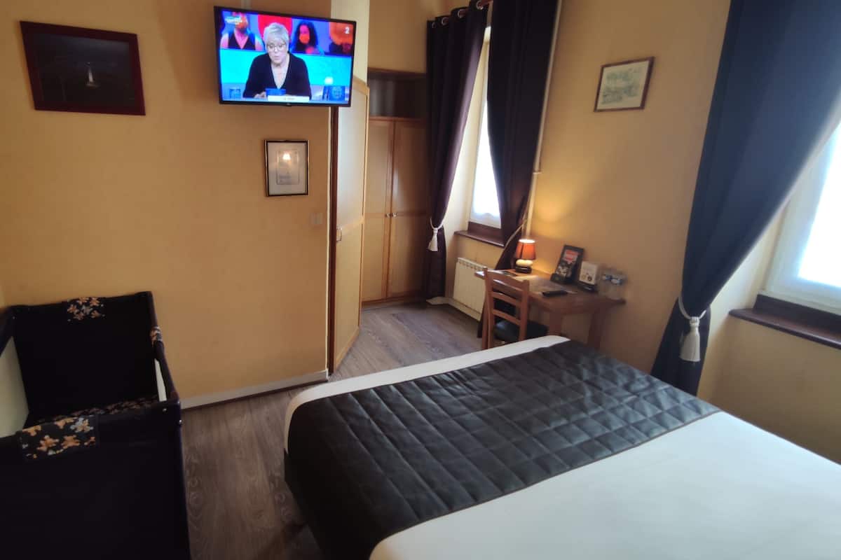 Escritorio, wifi gratis y ropa de cama