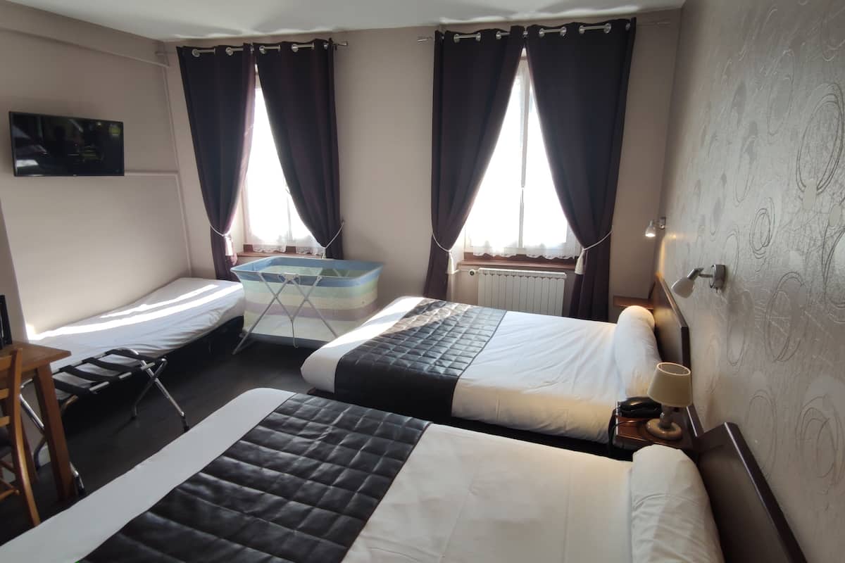family room | 1 bedroom, desk, free wifi, bed sheets