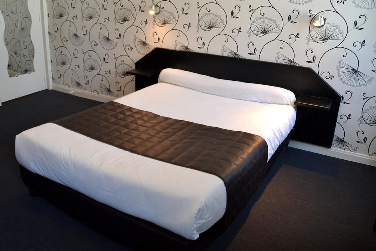 comfort double room | 1 bedroom, desk, free wifi, bed sheets