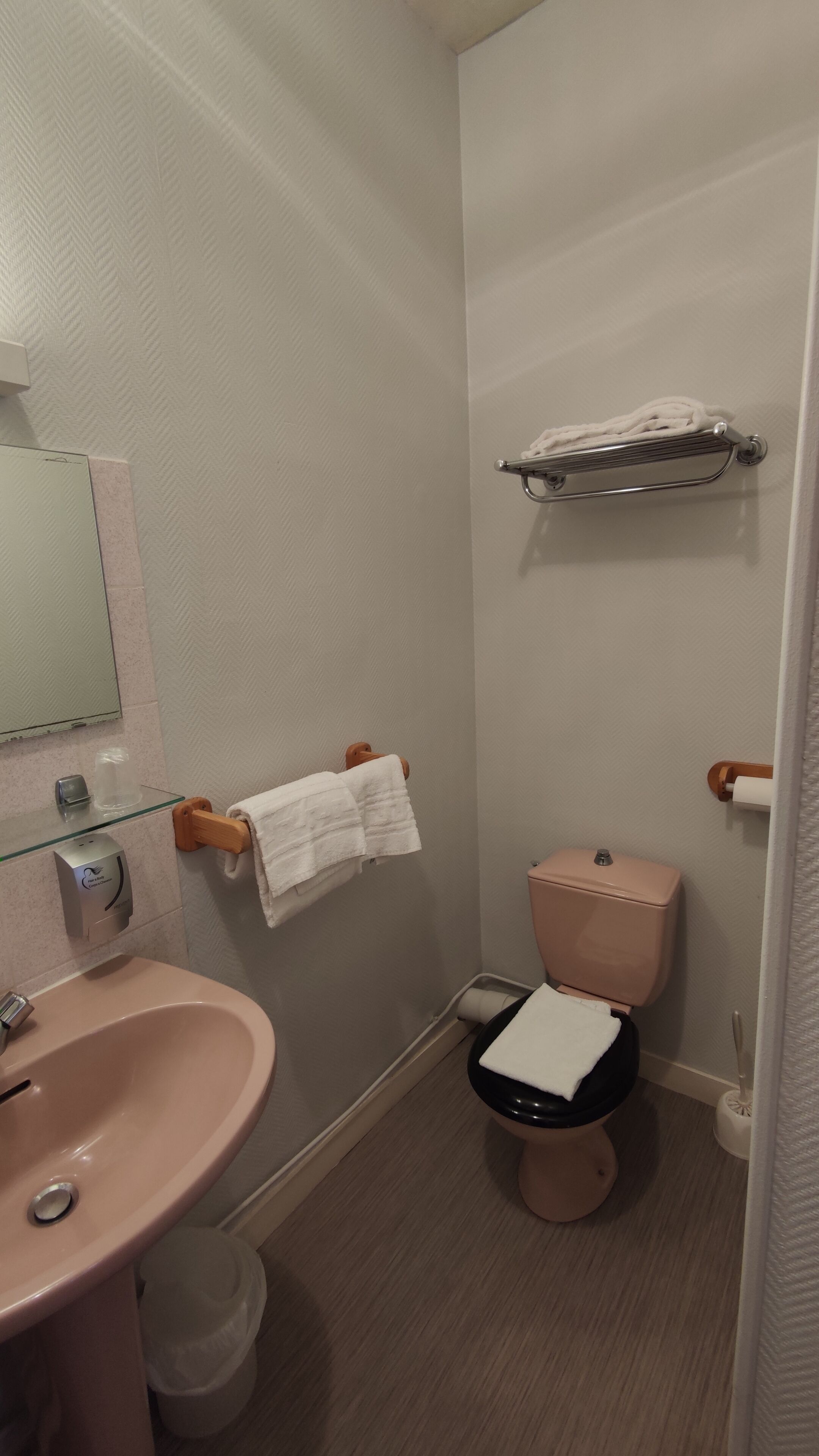 family room | bathroom | free toiletries, hair dryer, towels, soap