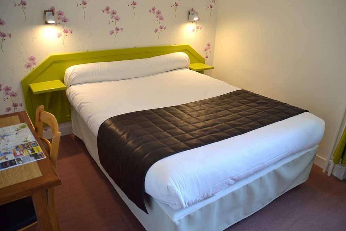 Escritorio, wifi gratis y ropa de cama