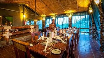 Breakfast, lunch, dinner served; local and international cuisine