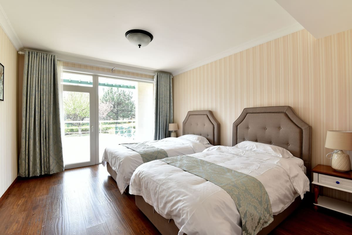 Deluxe suite, 2 slaapkamers | 1 slaapkamer, luxe beddengoed, een bureau, verduisterende gordijnen