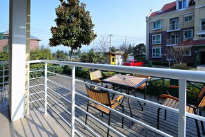 Deluxe suite, 2 slaapkamers | Terras