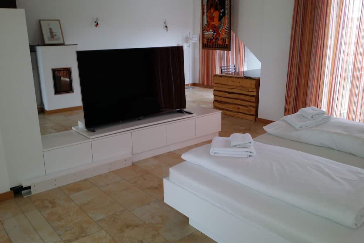 suite, balcony, garden view | premium bedding, minibar, desk, iron/ironing board