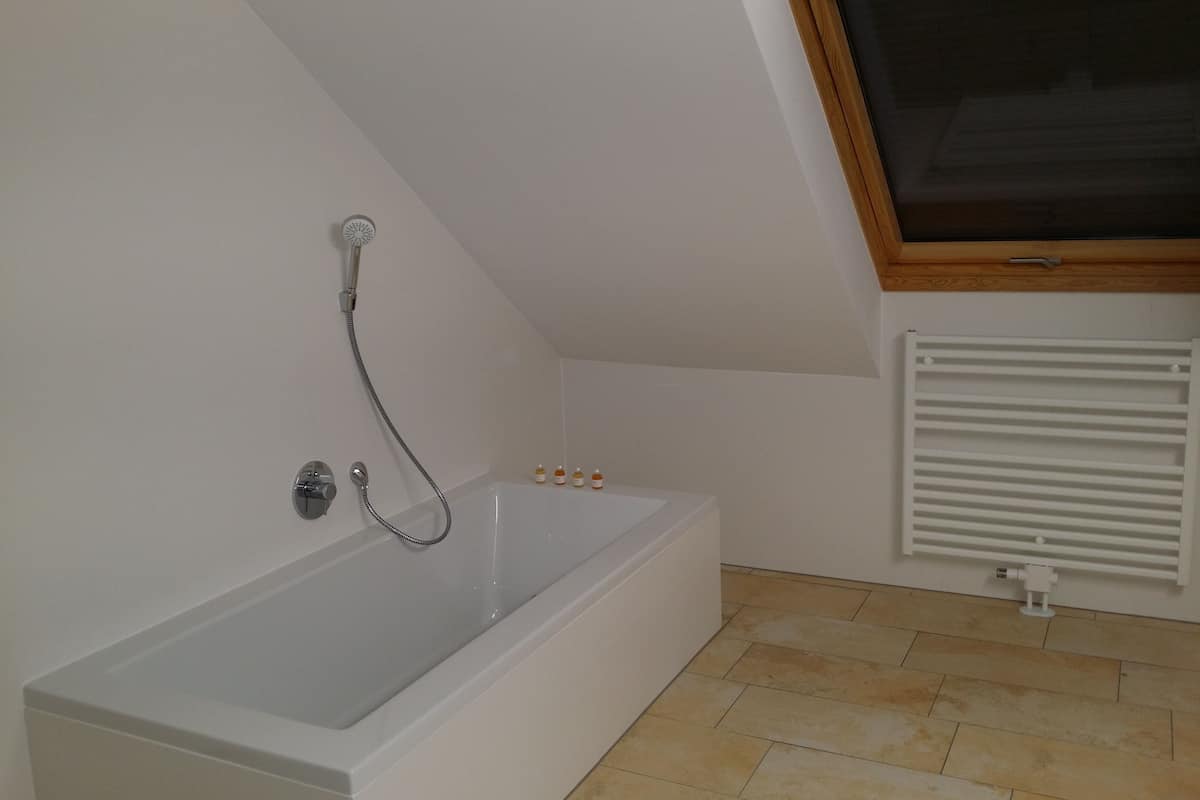 suite, balcony, garden view | deep-soaking bathtub