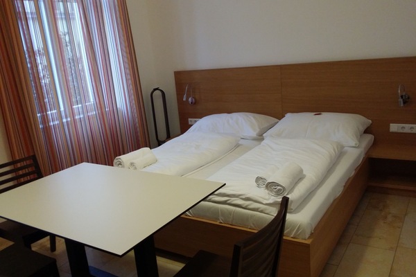 Chambre quadruple | Literie de qualité, minibar, bureau, fer et planche à repasser
