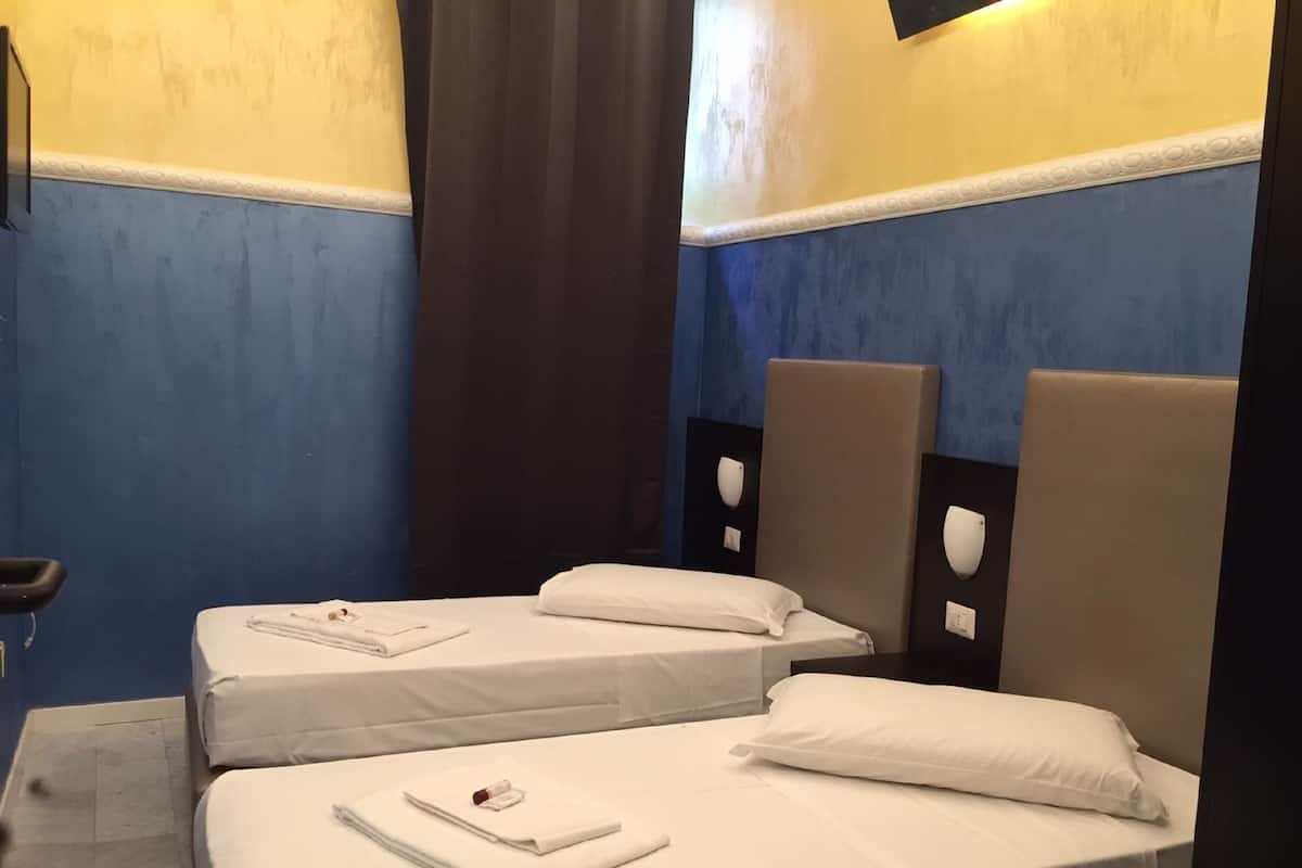 PREMIUM Twin Room | Free WiFi, bed sheets