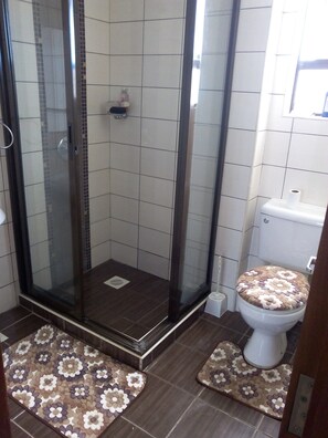 Family Apartment | Bathroom - Tamasha Cottages (Mombasa)