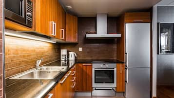 Superior suite, 2 slaapkamers, sauna | Privékeuken | Een koelkast/vriezer, een magnetron, een oven, een kookplaat