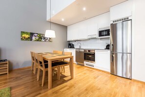 Villa Comfort - 2 sovrum - bastu - mot vattnet | Eget kök | Stort kylskåp, mikrovågsugn, ugn och spishäll