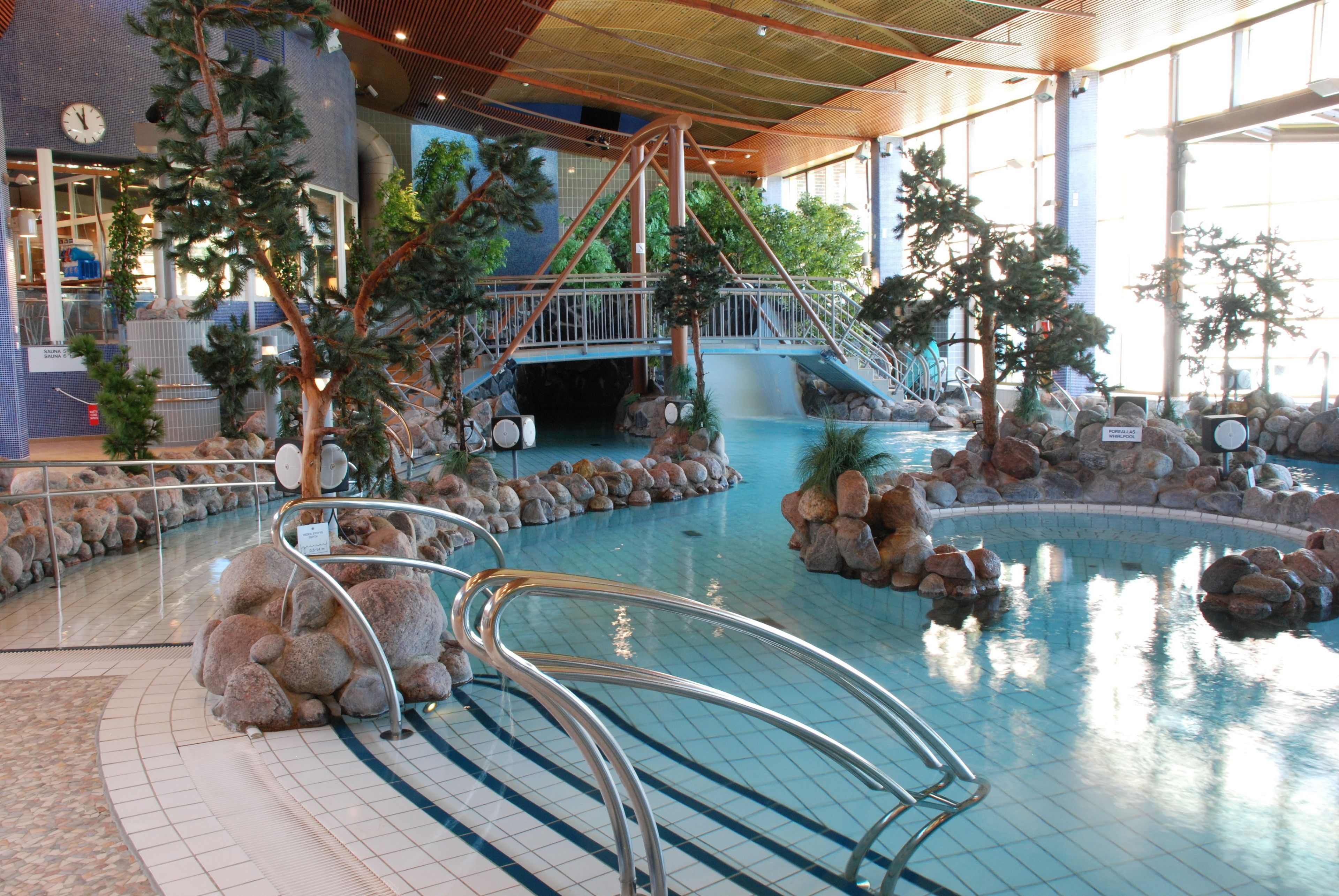 2 piscinas internas, piscina externa