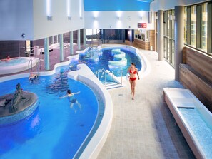 Un sauna, una bañera de hidromasaje, baño turco, baño turco/hammam