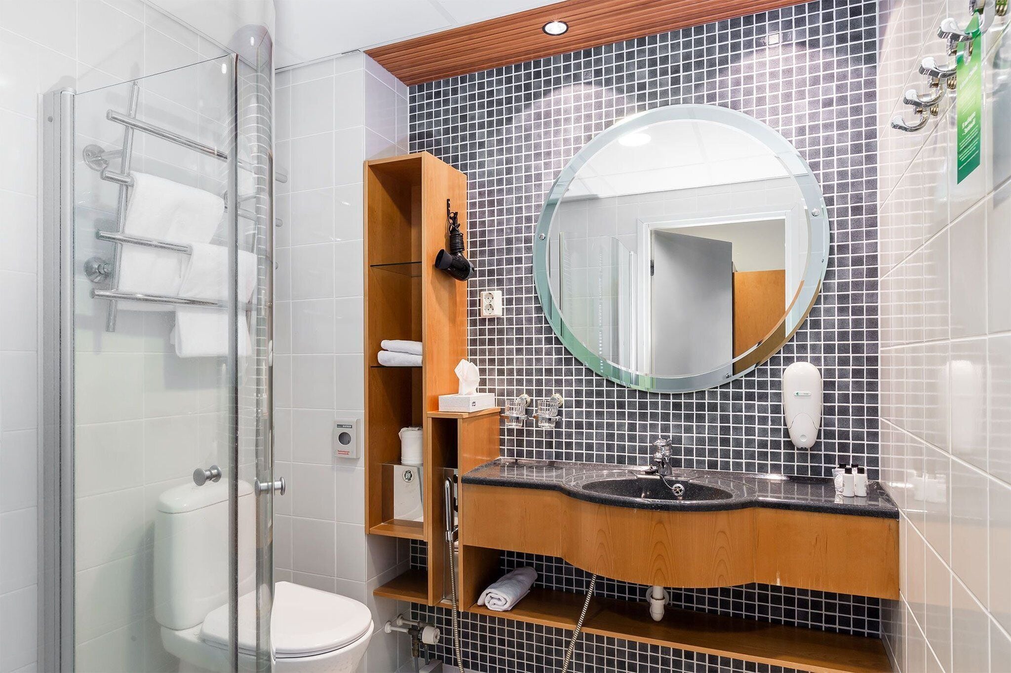 Escrivaninha, berços (sobretaxa), Wi-Fi de cortesia, roupa de cama