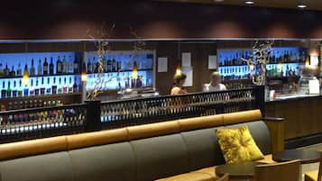 2 bars/lounges, een poolbar