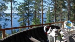 A wooden deck with a view of a lake and trees. - Imatra Spa Sport Camp - Hostel (Imatra)